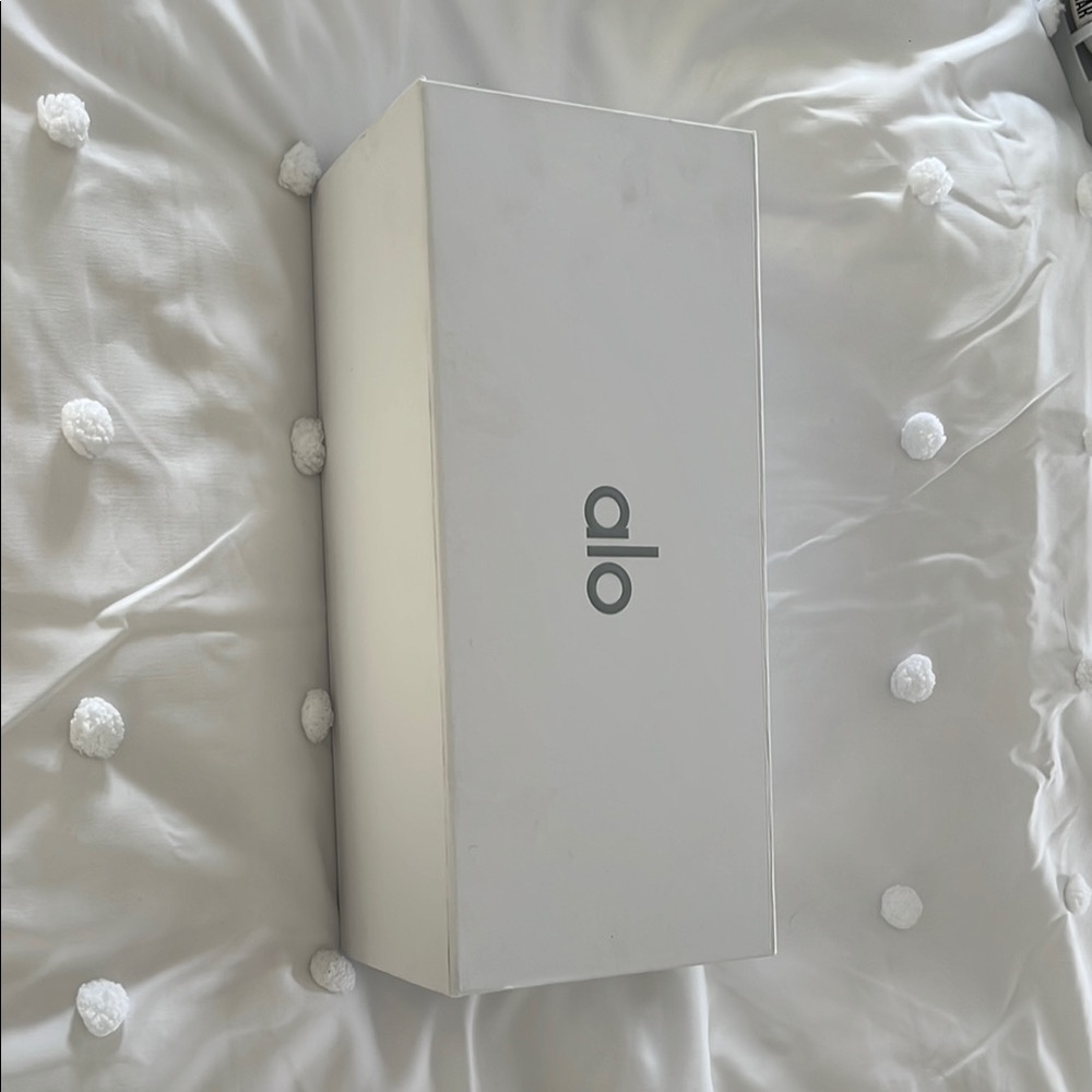 ALO Yoga White Box